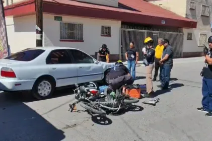Impactan a motociclista que presuntamente se pasó alto en colonia Juárez