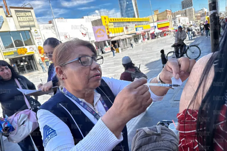Aprovechan jornada de vacunación en el Centro de Juárez 