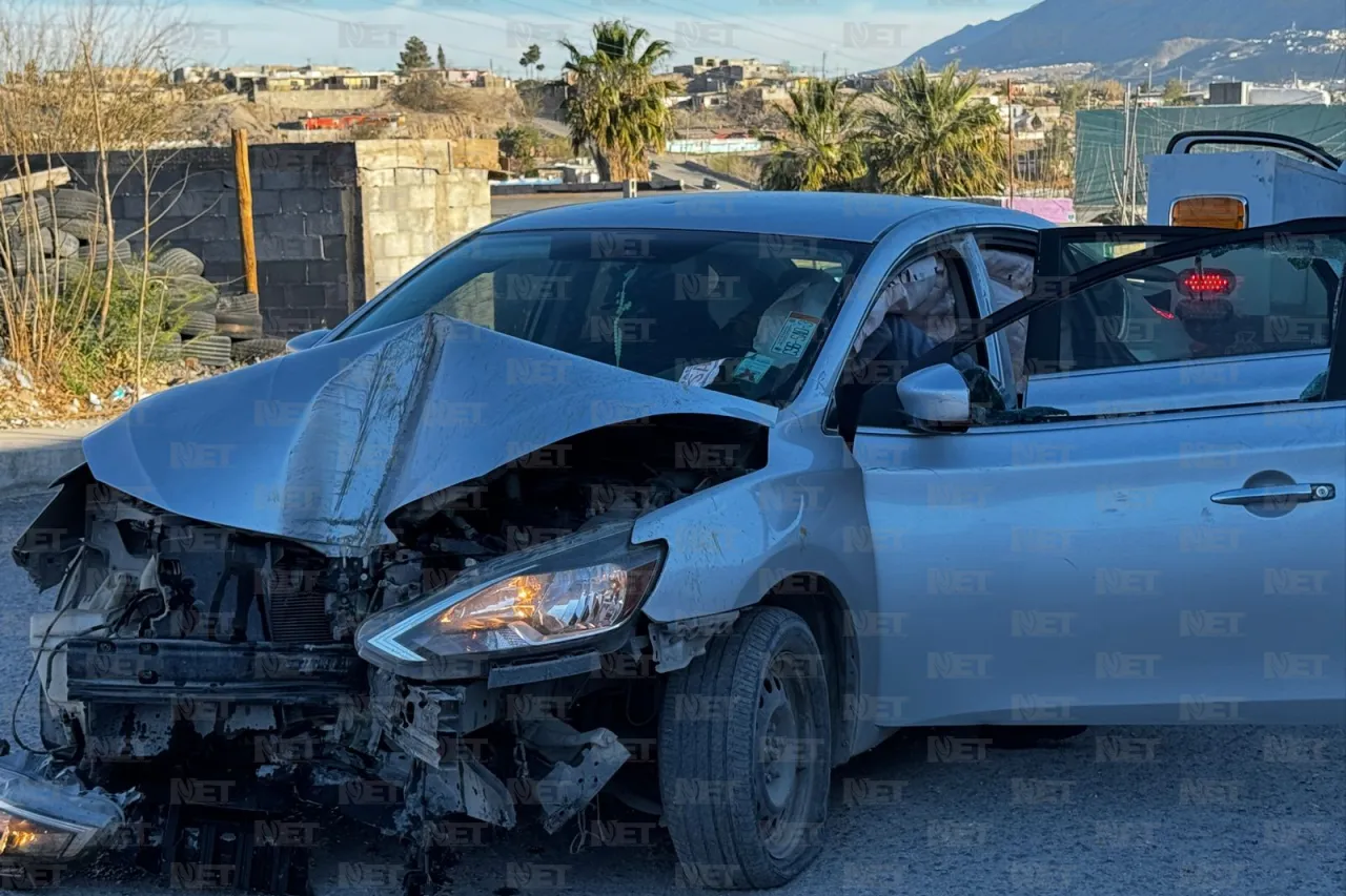 Abandonan jóvenes su auto tras estrellarlo en la colonia Emiliano Zapata