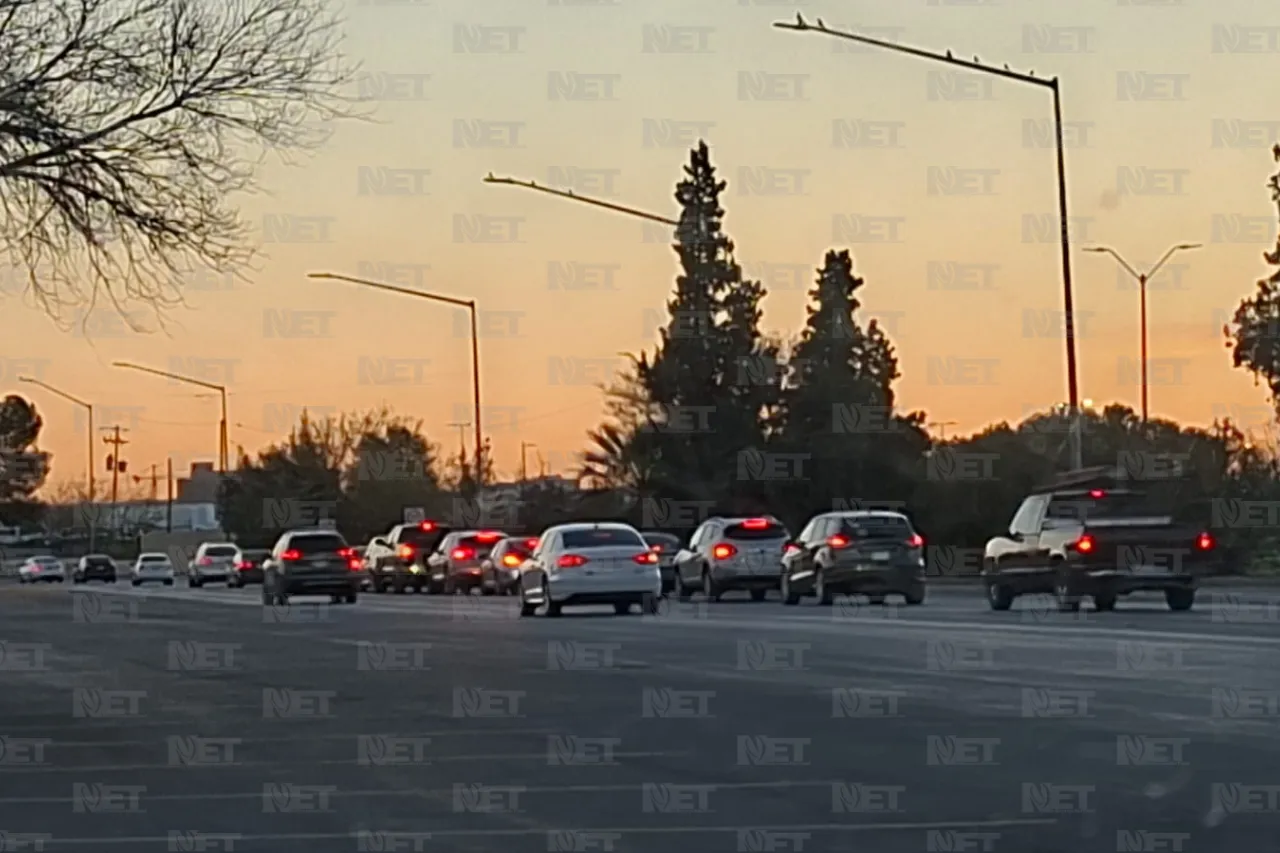 Esperan conductores por horas para ir a El Paso