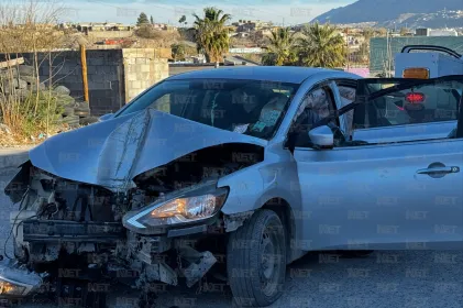 Abandonan jóvenes su auto tras estrellarlo en la colonia Emiliano Zapata