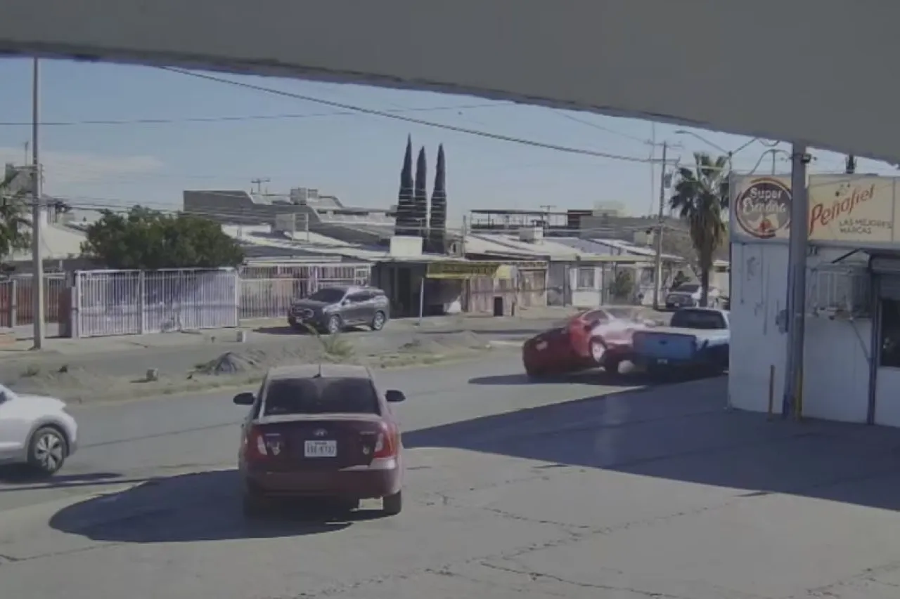 Vuelca vehículo en la Morelia y deja un herido