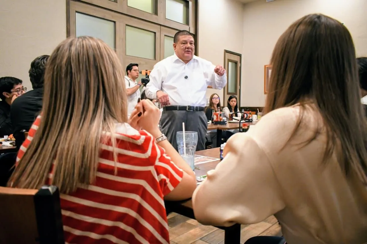 Fiscal Jáuregui dialoga con estudiantes de URN sobre trabajo y retos de la FGE