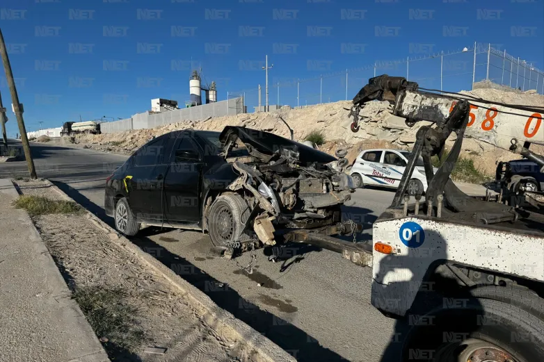 Nissan Versa derriba cables de CFE; dueño alega robo del vehículo
