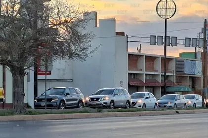 Enfrentan automovilistas largas filas para cruzar a El Paso