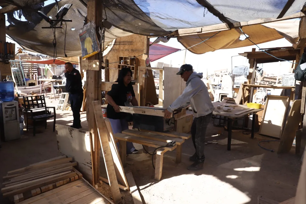 Retiran negocio irregular que ocupaba espacio público