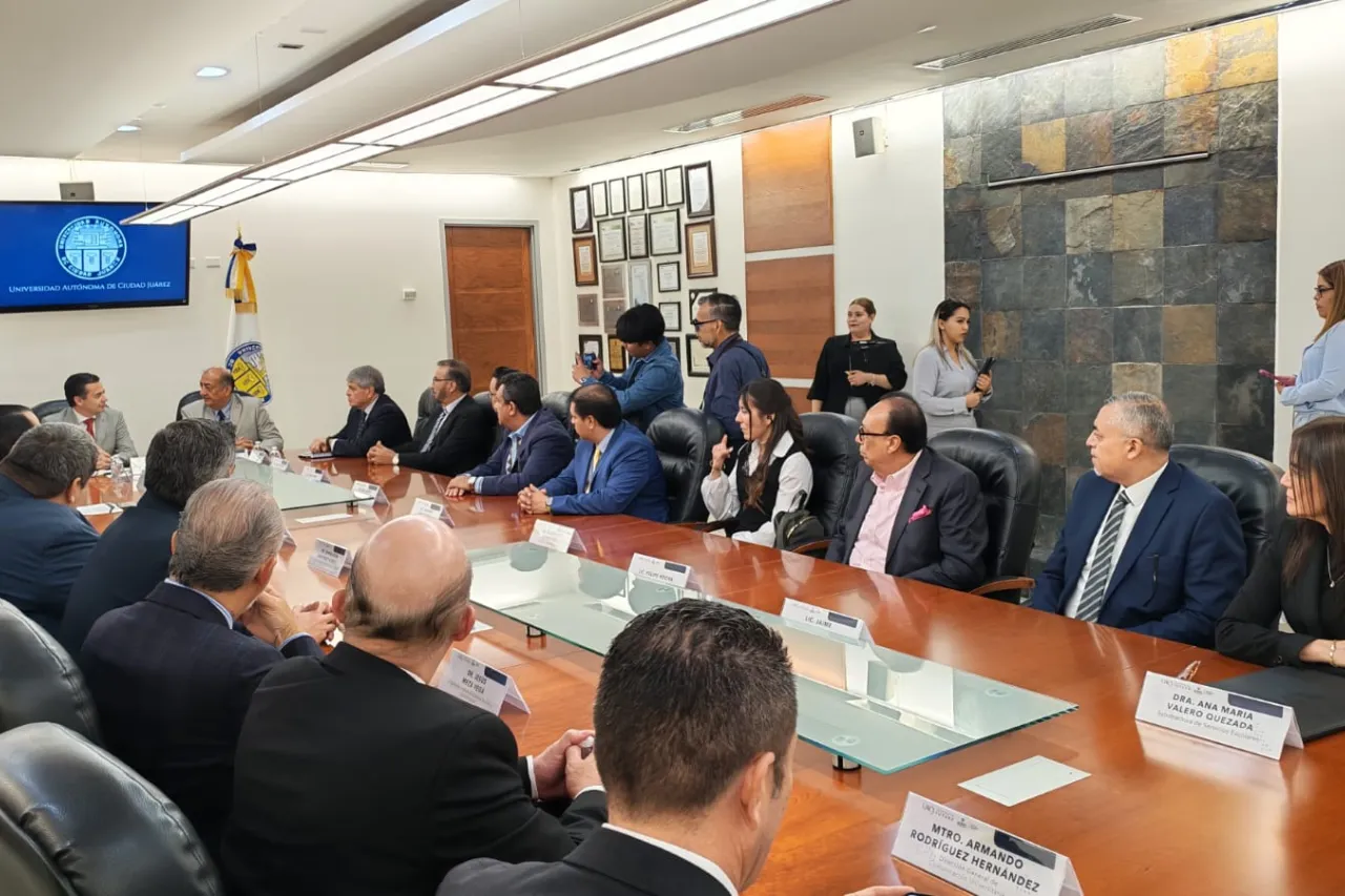 Firman convenio UACJ y Educación para expedir cédulas profesionales