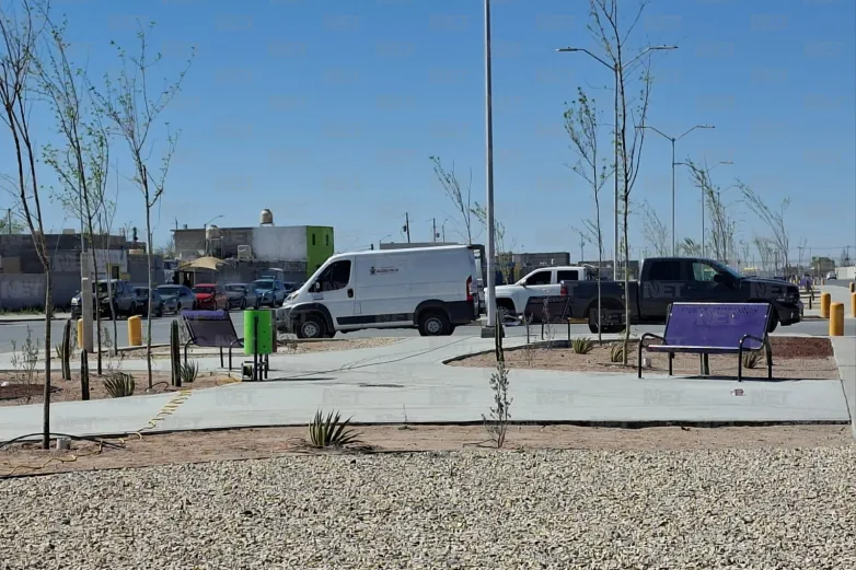 Entrega Pérez Cuéllar rehabilitación de camellón en Lote Bravo