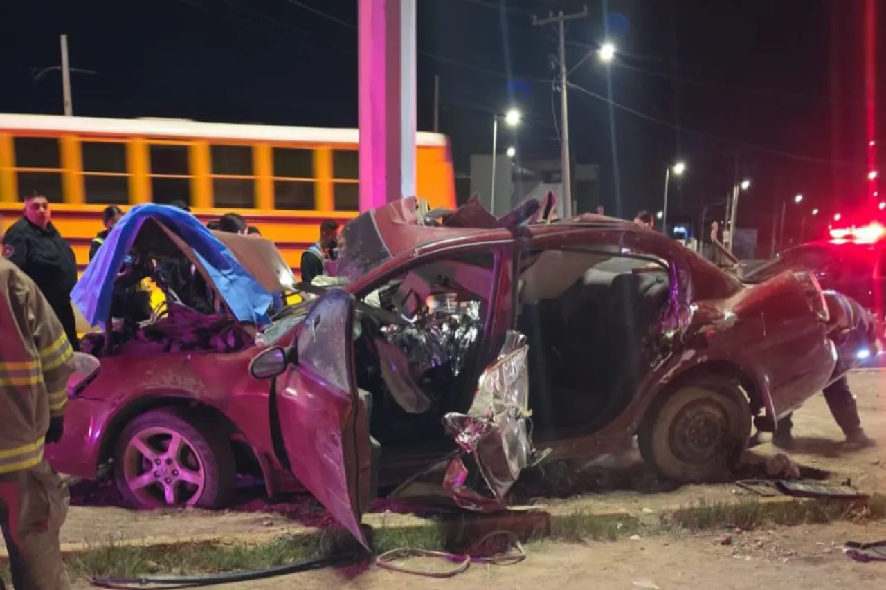 Muere uno y quedan dos lesionados en choque contra poste en Villarreal Torres