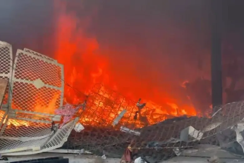 Se incendia tapia de la colonia Azteca