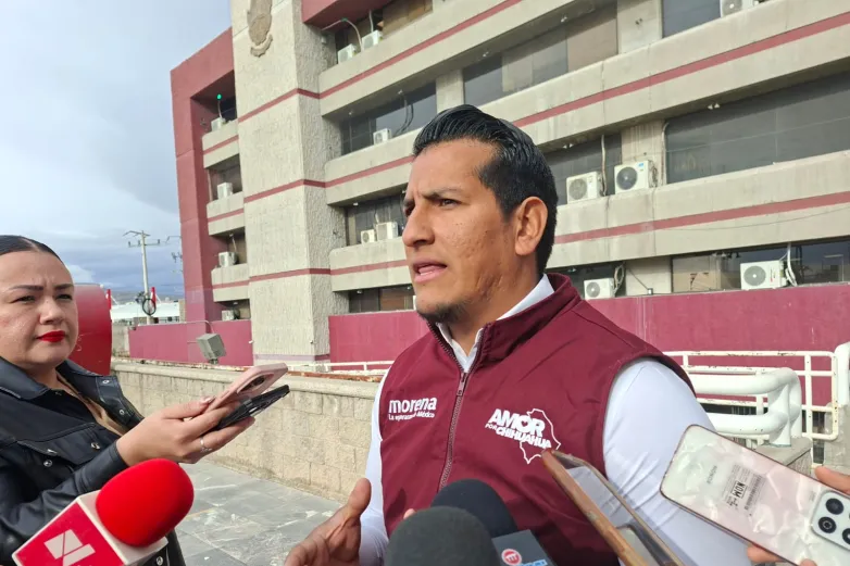 Regidor de Morena defiende a Mayra Chávez y rechaza críticas de senador Loera