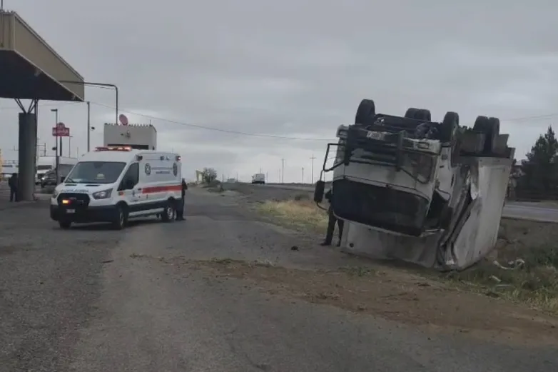 Vuelca camión de carga cerca de la garita del kilómetro 30