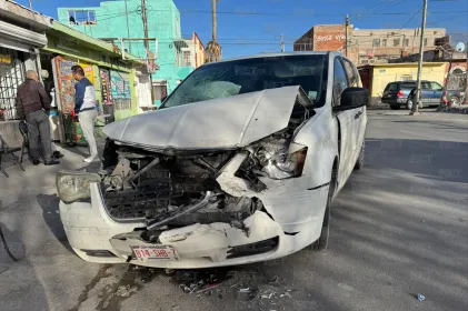 Ingresa en sentido contrario en avenida 16 de Septiembre y causa choque múltiple