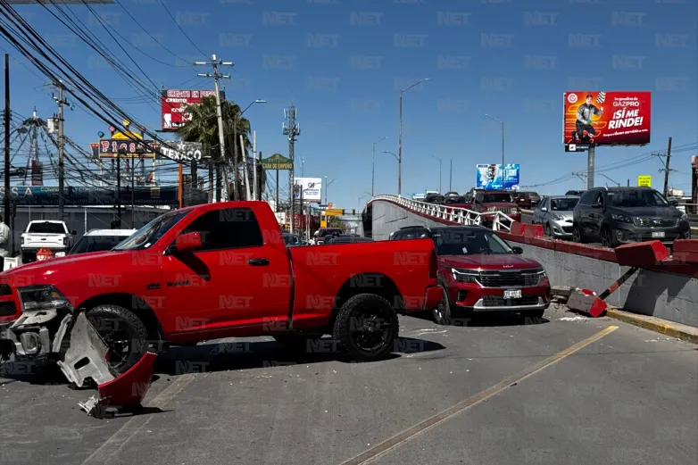 Cae camioneta de puente tras choque en la Tecnológico