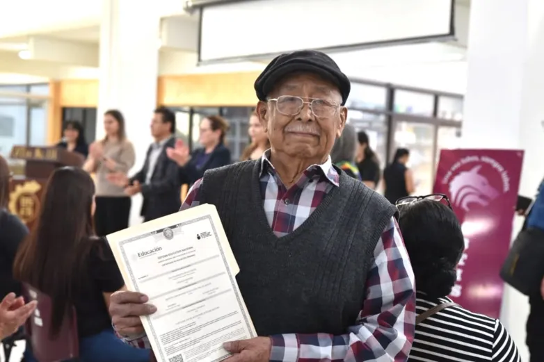 Concluye don José de 94 años la primaria en Ciudad Juárez