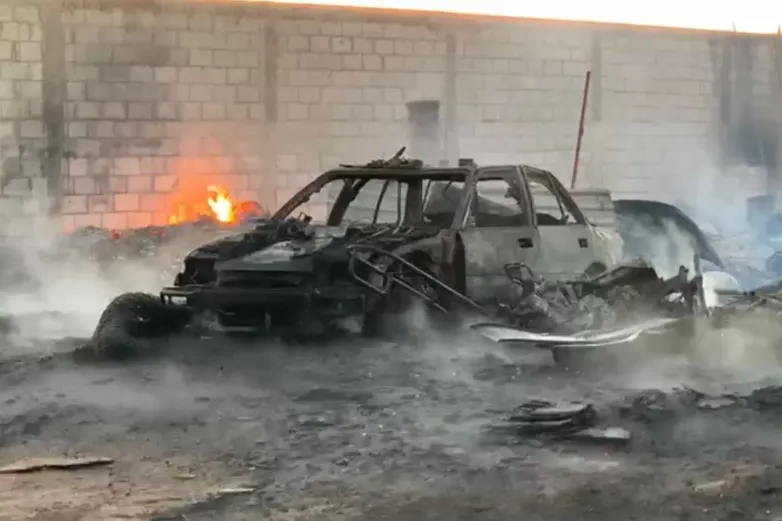 Alcanza incendio en tarimera una vivienda y un vehículo en Valle Dorado