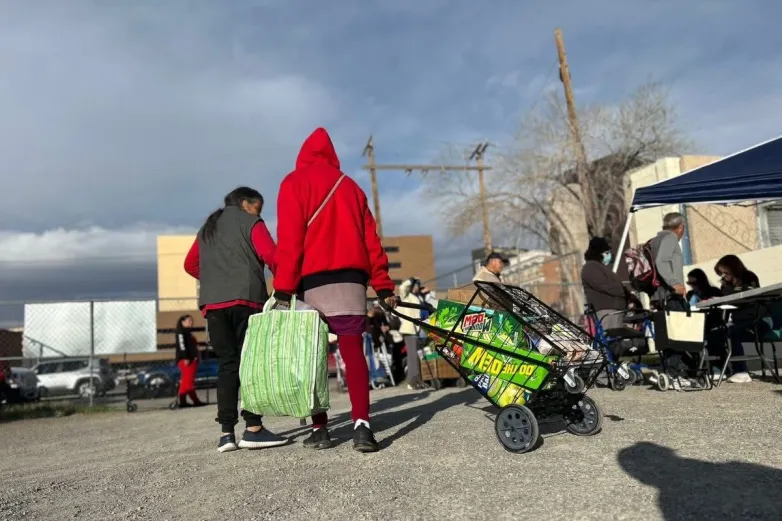 Entrega Consulado de México en El Paso despensas a paisanos