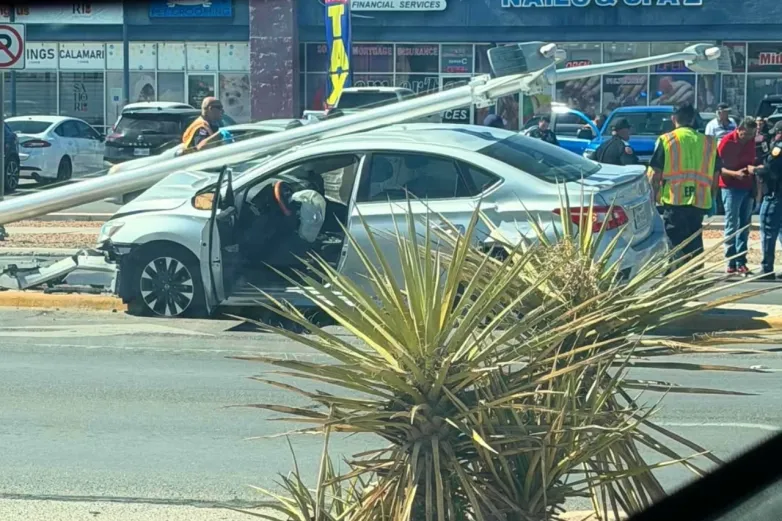 Se impacta contra poste de luz en El Paso