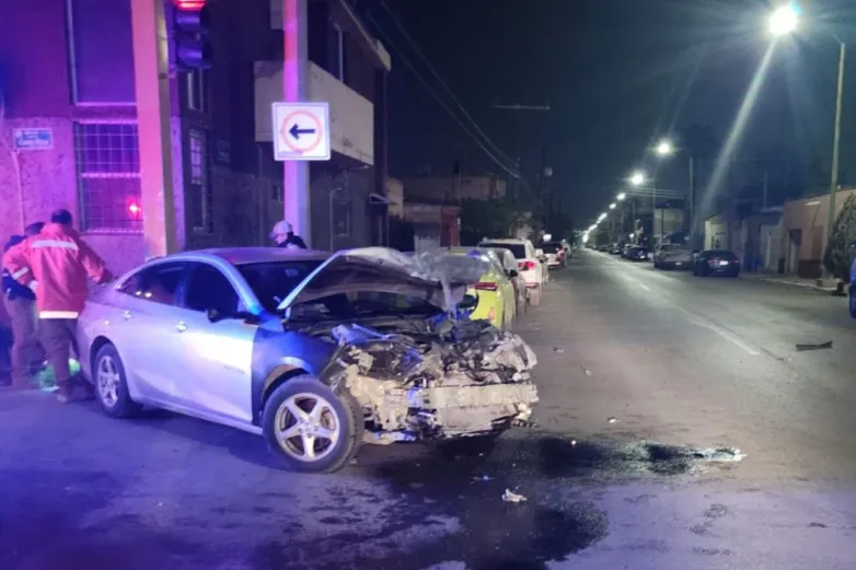 Conductor omite semáforo y provoca choque en Tlaxcala y Costa Rica