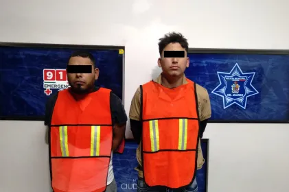 Policías detienen a dos tras homicidio y aseguran arsenal en Juárez