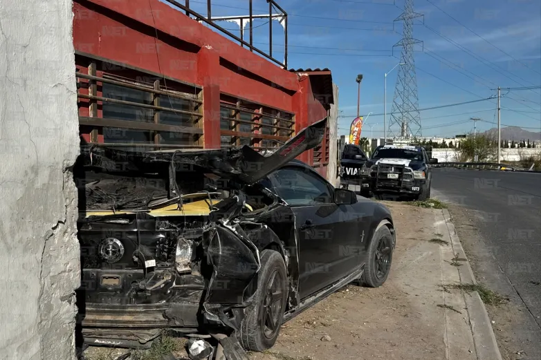 Choca su auto contra pared de negocio en la Paseo de la Victoria 
