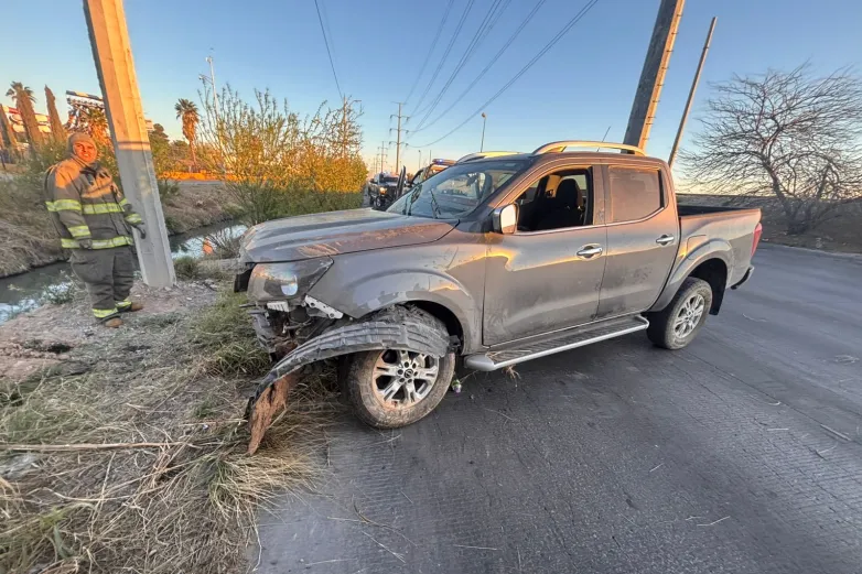 Cae camioneta Nissan Frontier a acequia en avenida Juan Pablo II