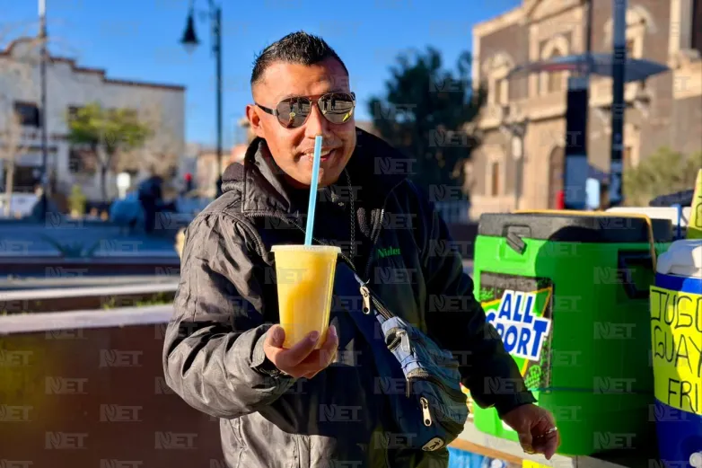 Vende colombiano jugos y tepache en el centro de Juárez
