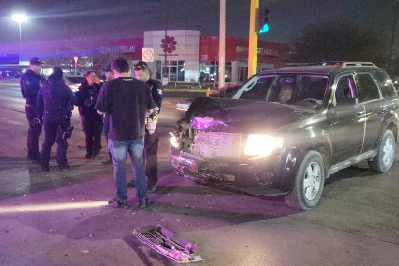 Chocan patrulla y auto particular; dejan tres lesionados en Juárez