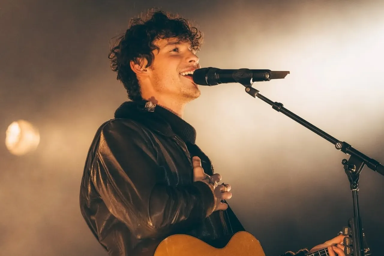 Captan a Shawn Mendes orinando en la vía pública durante paseo en Malibú