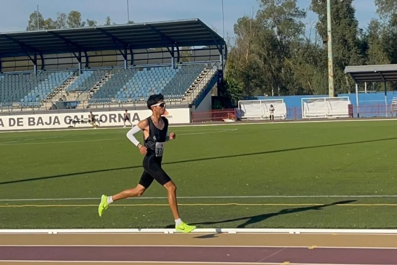 Gana Herón Cortez oro en 5 y 10 mil metros y destaca UTCJ en atletismo