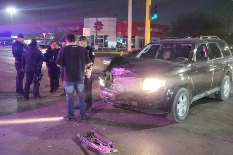 Chocan patrulla y auto particular; dejan tres lesionados en Juárez