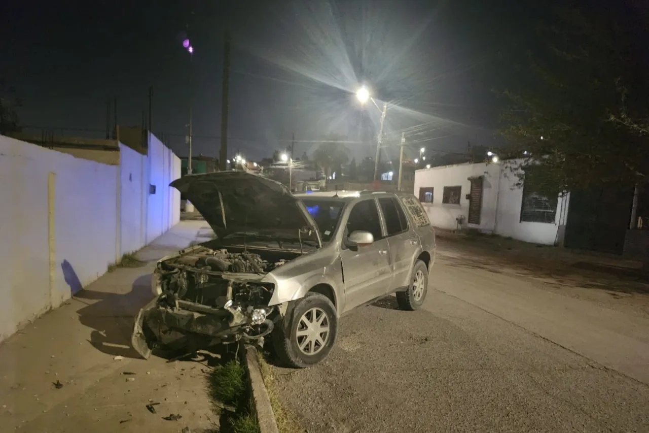Choca vehículo contra vivienda en Juárez y conductor se da a la fuga