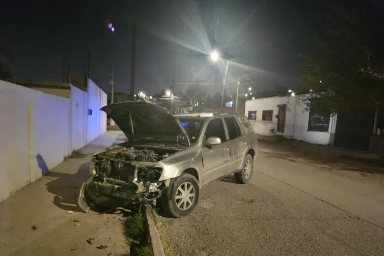 Choca vehículo contra vivienda en Juárez y conductor se da a la fuga