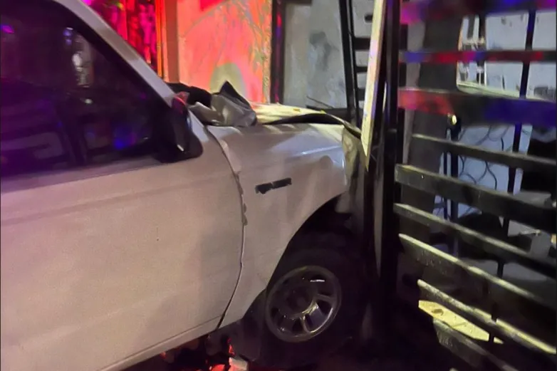 Choca camioneta contra barandal en Aerojuárez