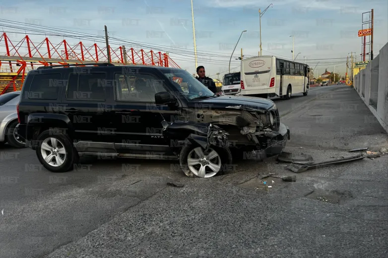 Choca conductora contra pared de la CFE en Reforma y Sanders