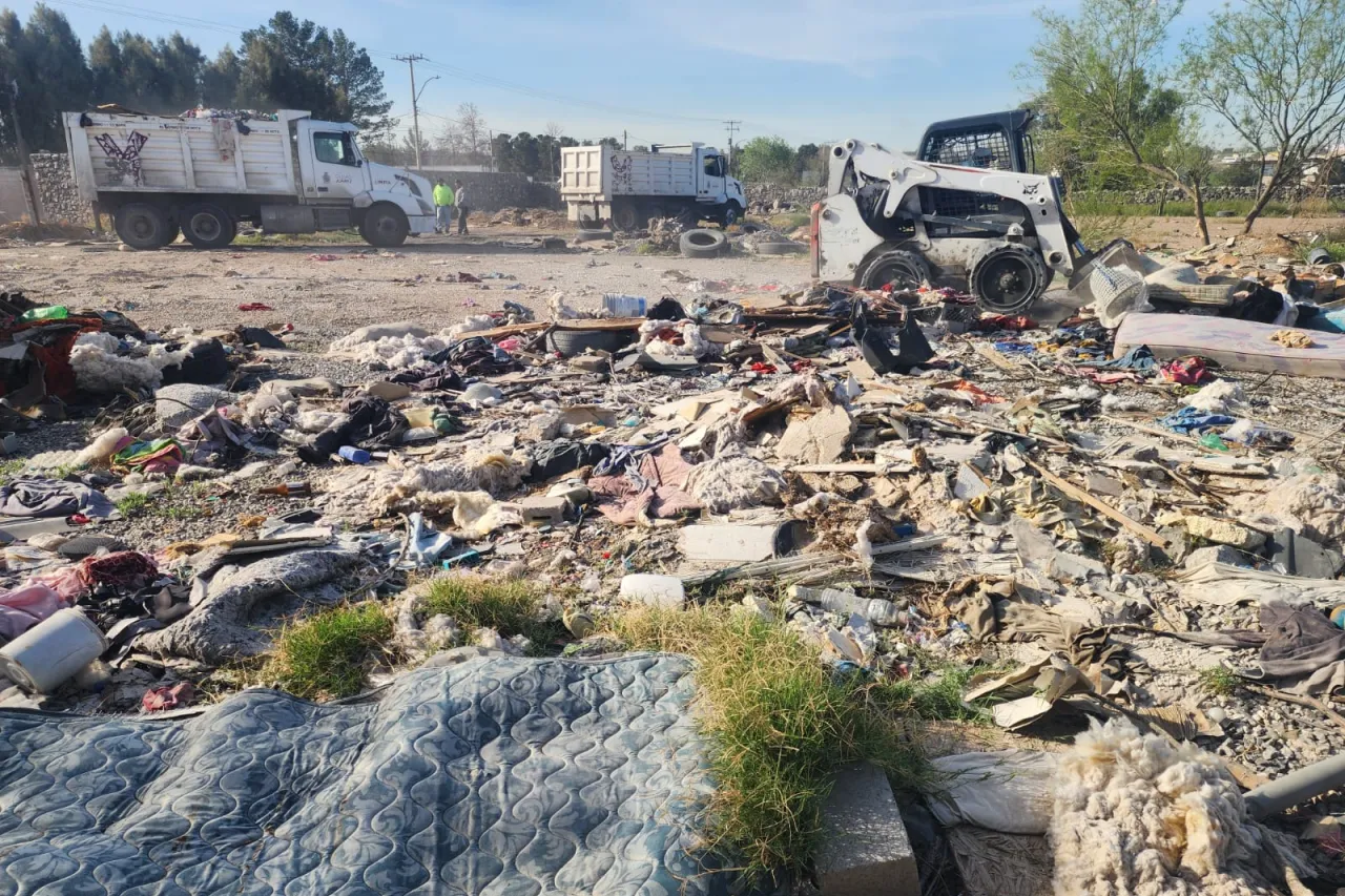 Interviene Limpia predio con acumulación de basura en avenida Juárez Porvenir