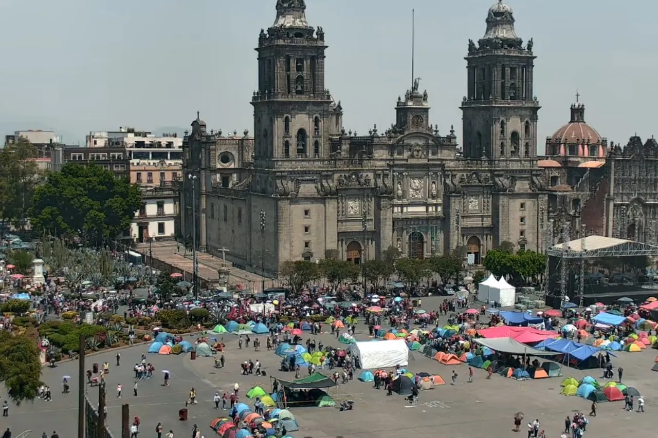 Comienza CNTE paro de 72 horas con toma del Zócalo