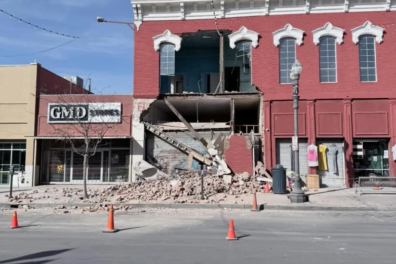 Colapsa fachada de un edificio en el centro de El Paso