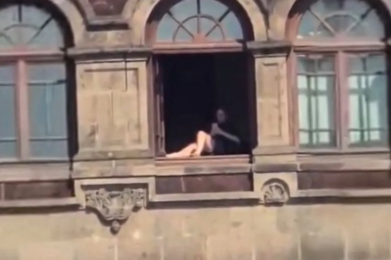 Graban a mujer tomando el sol en ventanal de las oficinas de Palacio Nacional