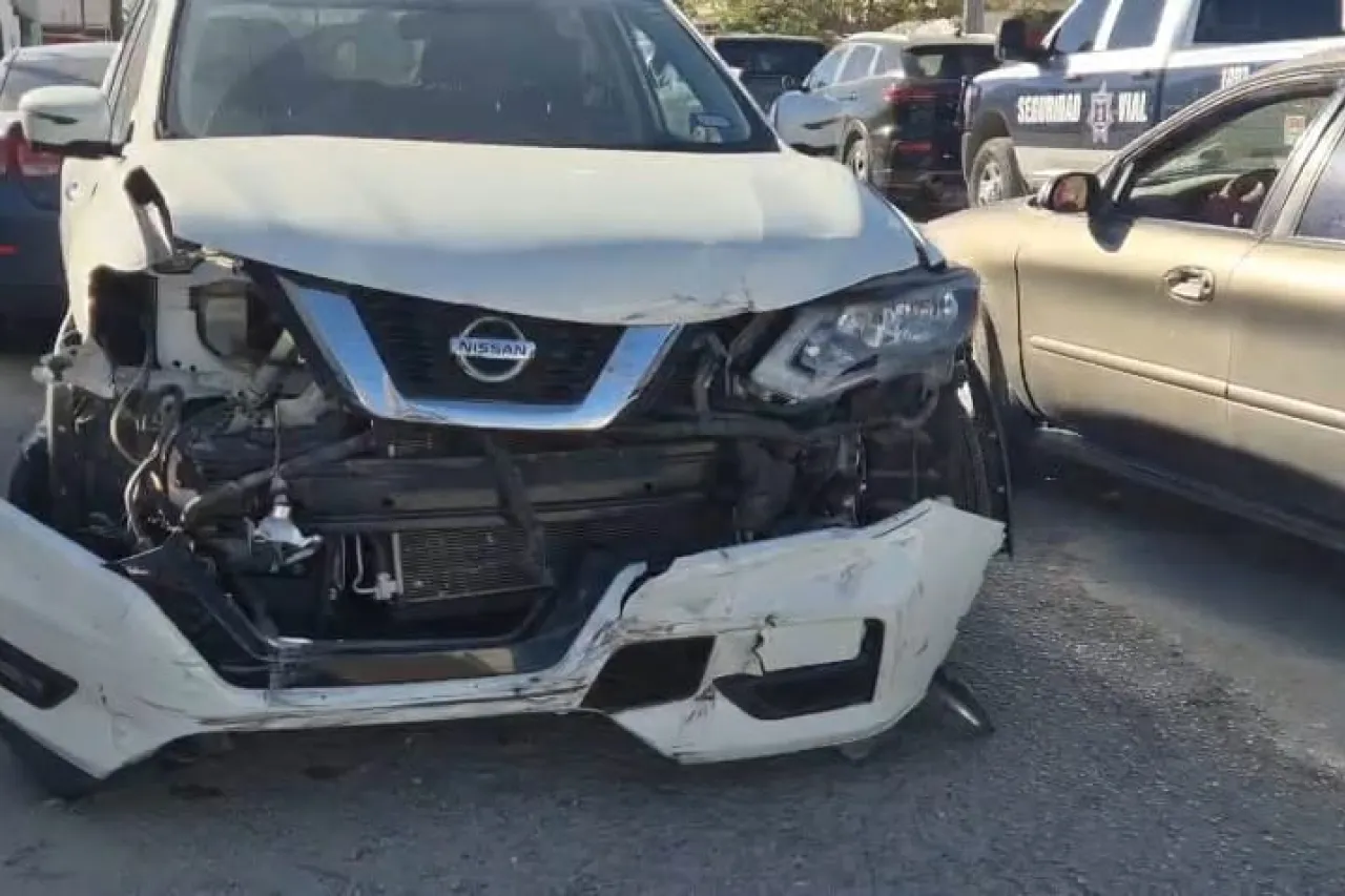 Entra en sentido contrario en calle del Centro y provoca choque