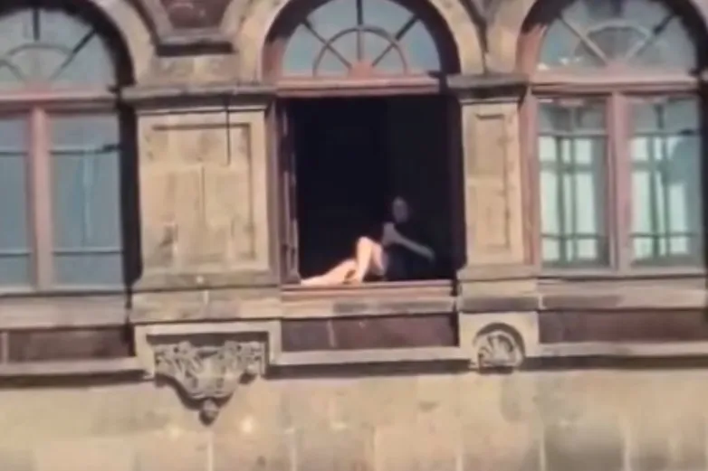 Graban a mujer tomando el sol en ventanal de las oficinas de Palacio Nacional
