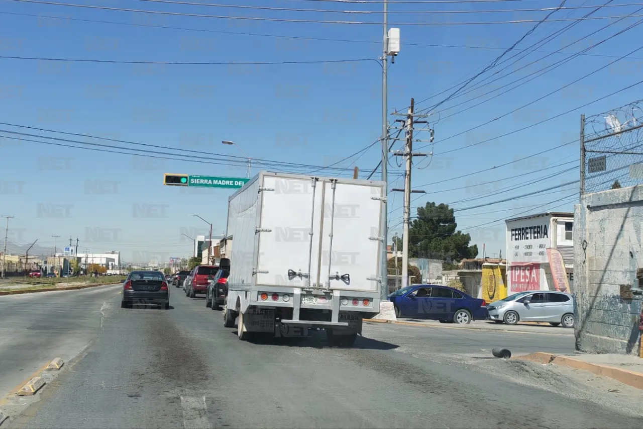 Seguridad Vial atiende fallas en semáforo de eje vial Juan Gabriel