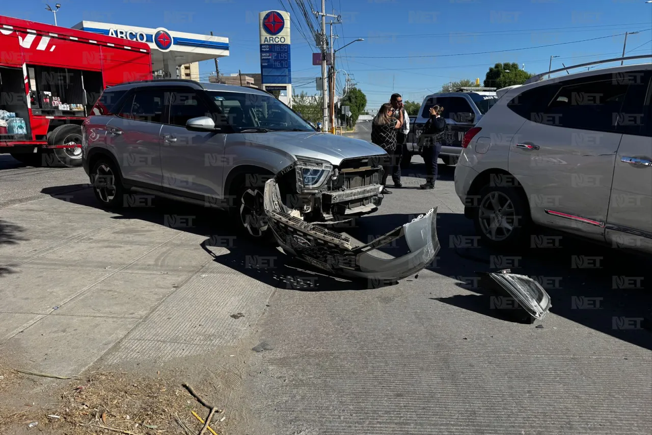 Chocan conductoras al intentar salir al mismo tiempo de un estacionamiento