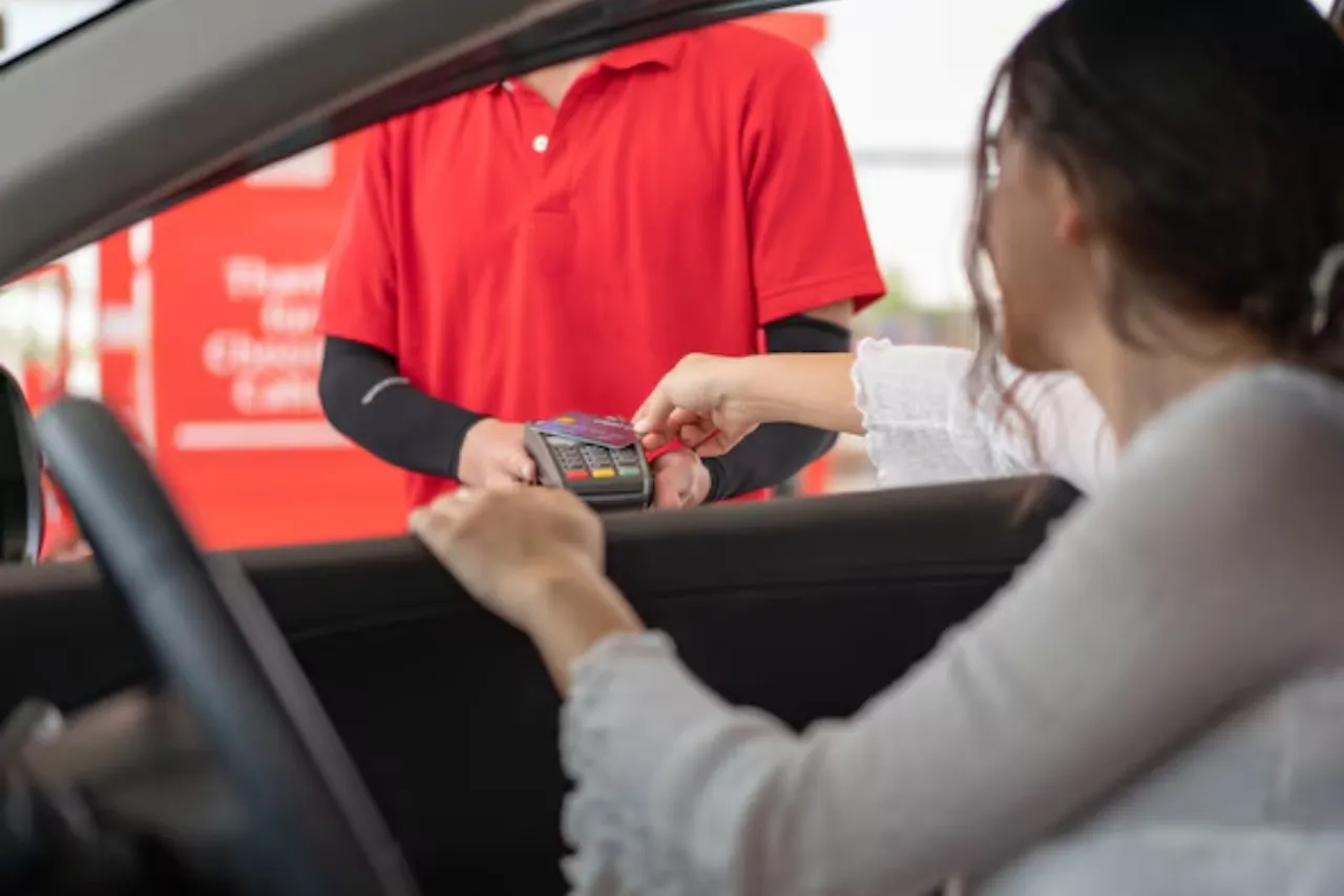 Propone Sheinbaum hacer obligatorio el pago con tarjeta en casetas y gasolineras