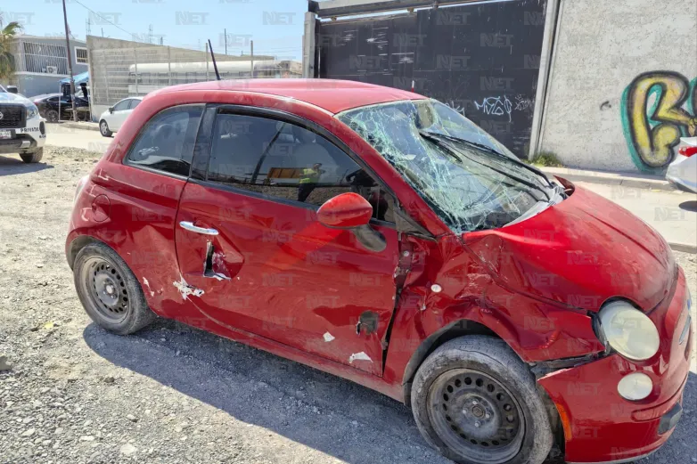 Impacta tren a auto que quedó sobre las vías durante semáforo en rojo
