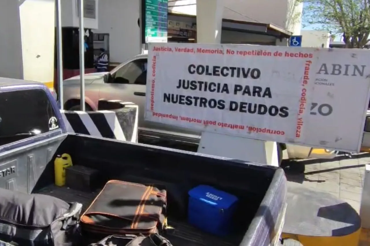 Se manifiestan familiares afectados por caso Plenitud en el puente Santa Fe