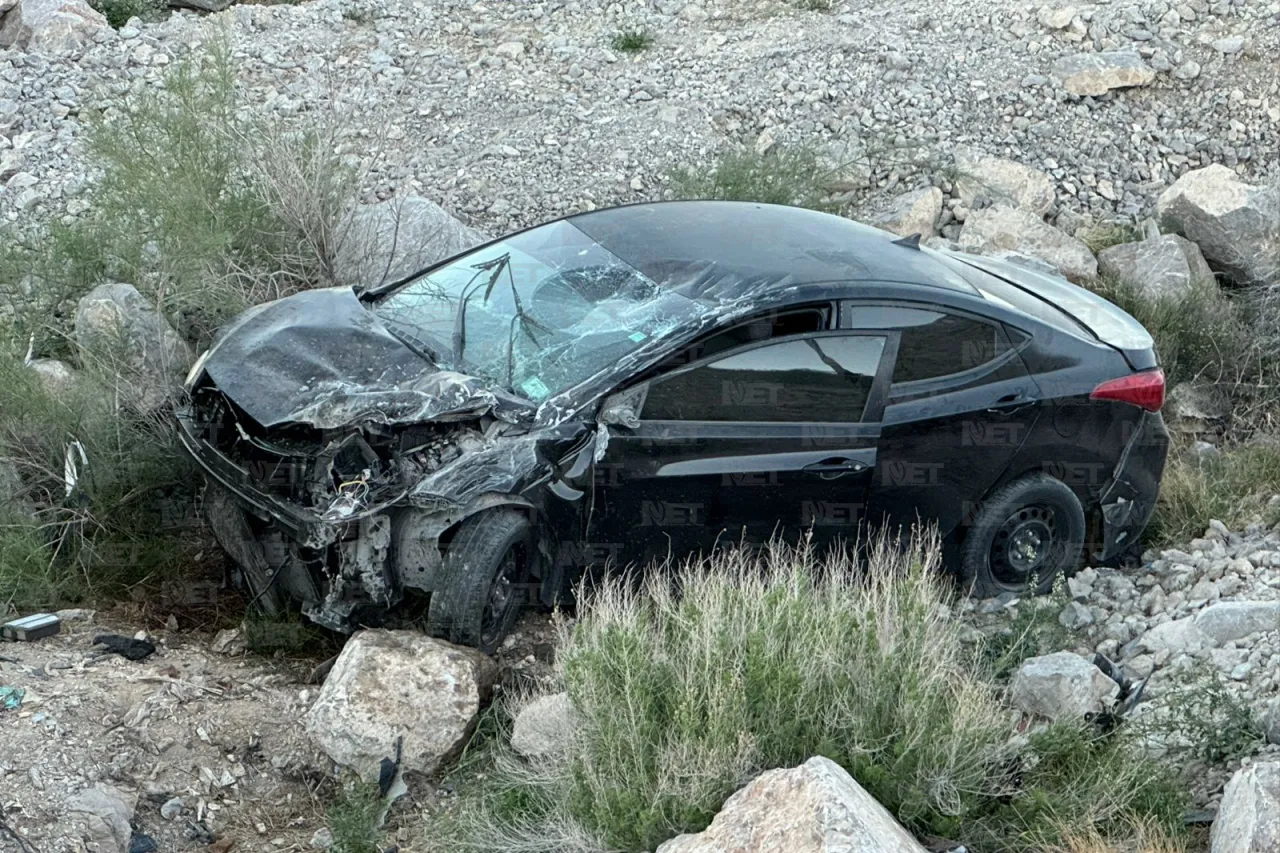 Cae vehículo a barranco en zona del Camino Real