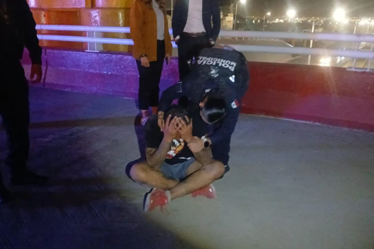 Policías salvan a hombre de 37 años en puente vehicular de la Jilotepec