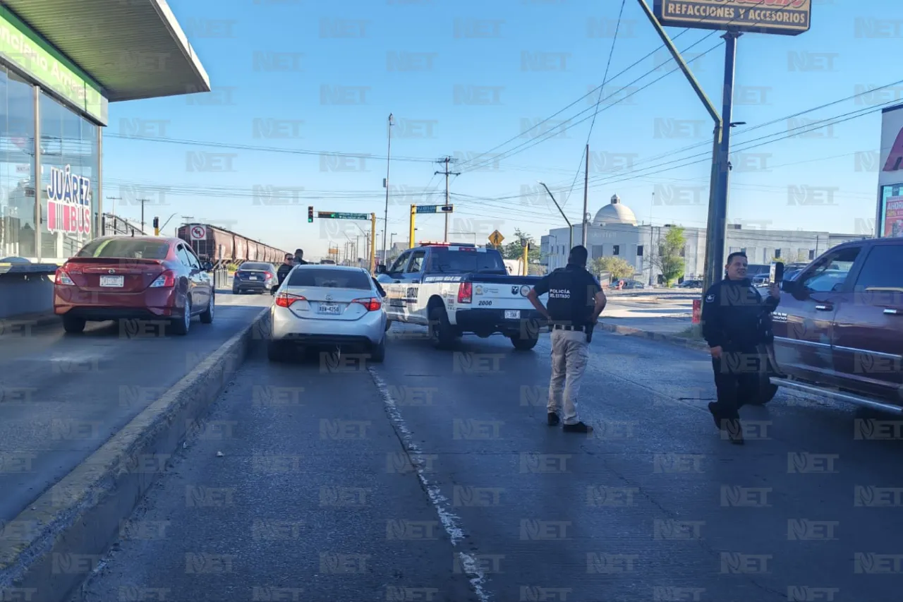 Chocan estatales y auto particular en el eje vial Juan Gabriel