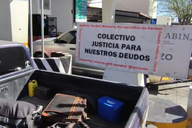 Se manifiestan familiares afectados por caso Plenitud en el puente Santa Fe